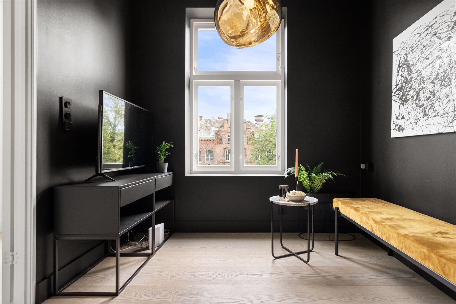 Soverom 2 er i dag innredet som kontor/tv-rom. Gulvvarme Galleribilde