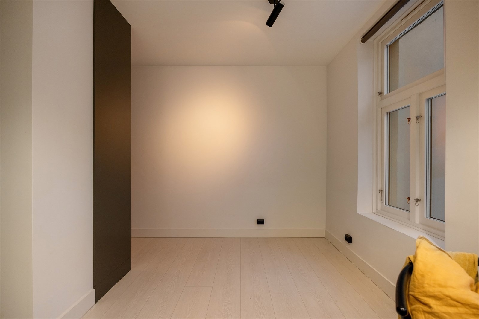 Hybelen har plass til dobbeltseng Galleribilde