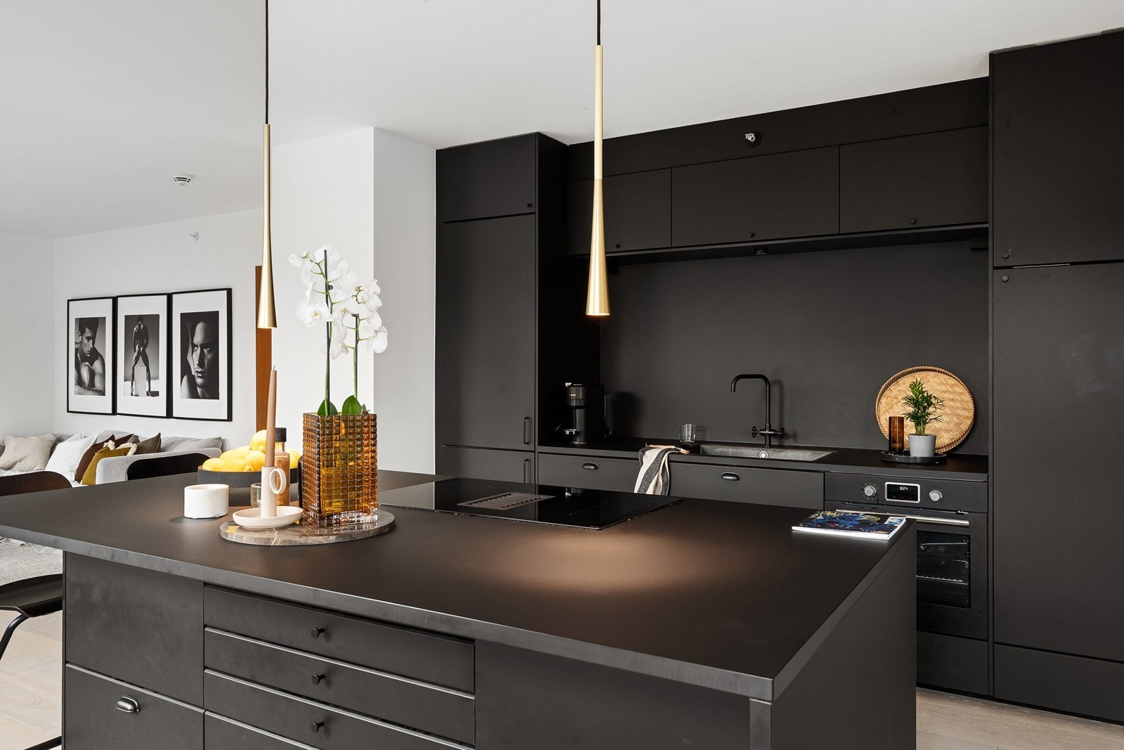 Kjøkkenøyen sikrer god plass til matlaging og plass til seks sitteplasser Galleribilde