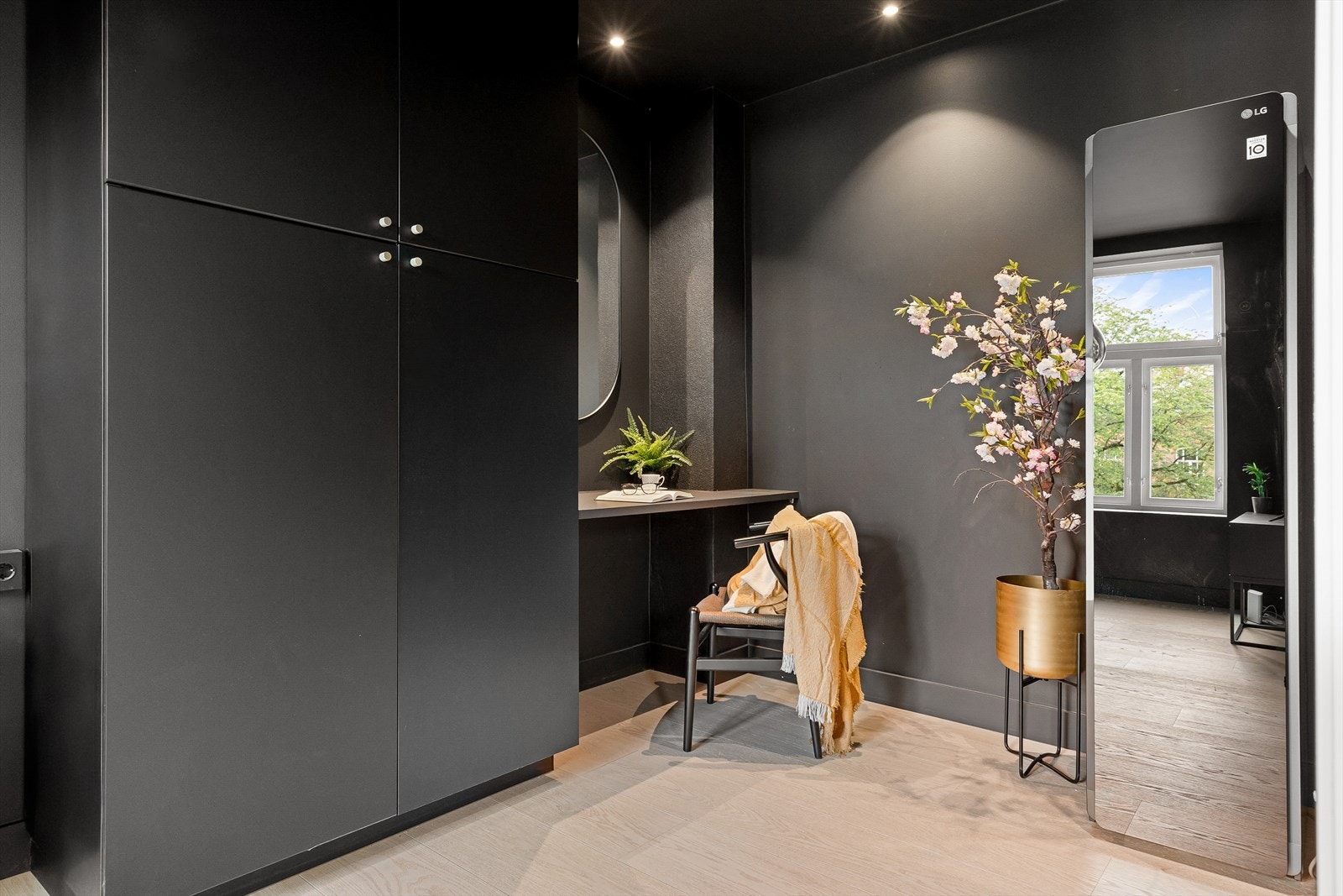 Rommet er utstyrt med garderobeskap og plassbygget skrivepult Galleribilde