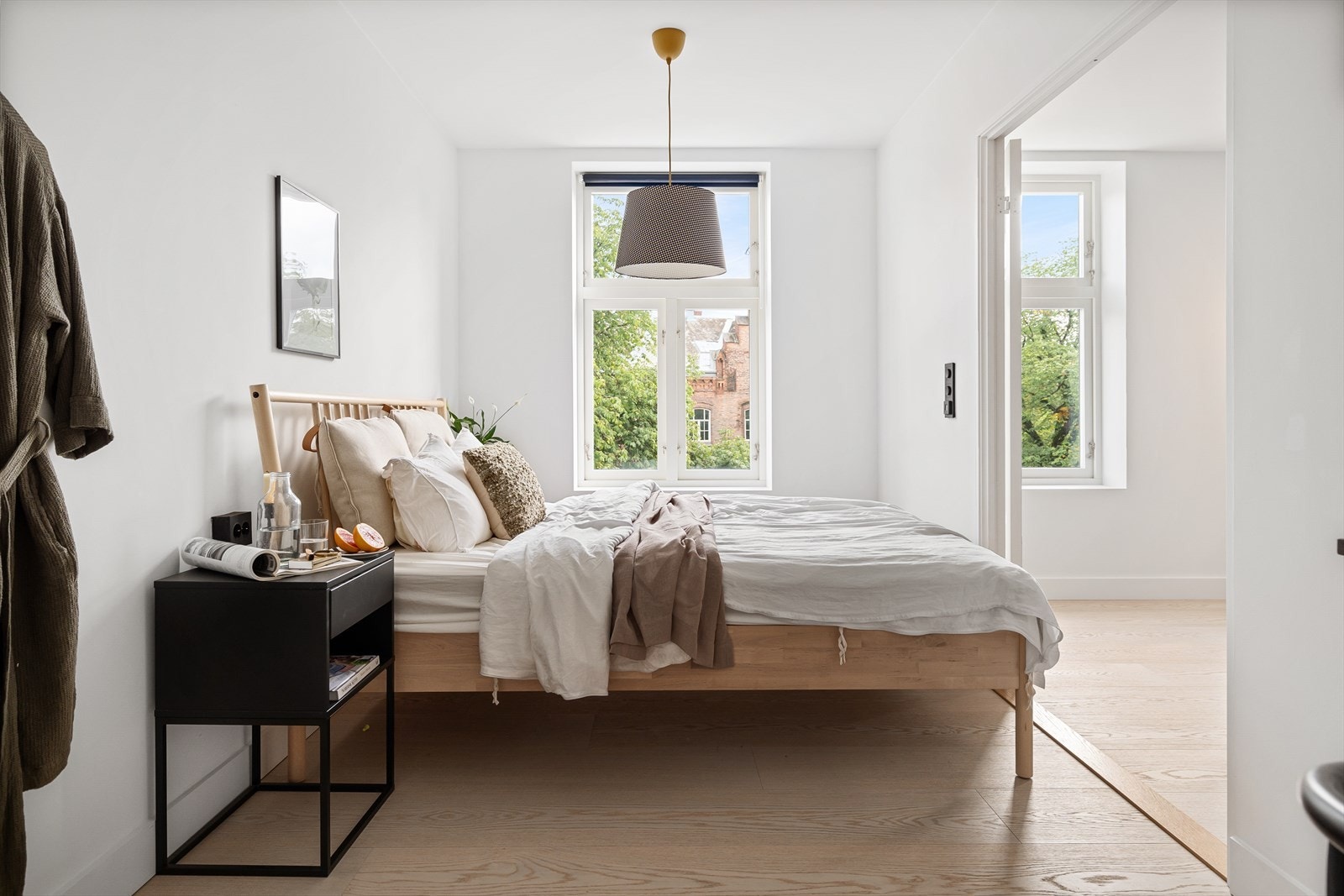 Lyst og pent soverom med plass til dobbeltseng og nattbord. Gulvvarme Galleribilde