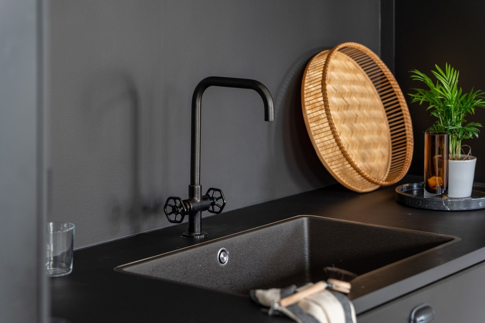 Laminert benkeplate som har nedsenket oppvaskkum med togreps blandebatteri Galleribilde