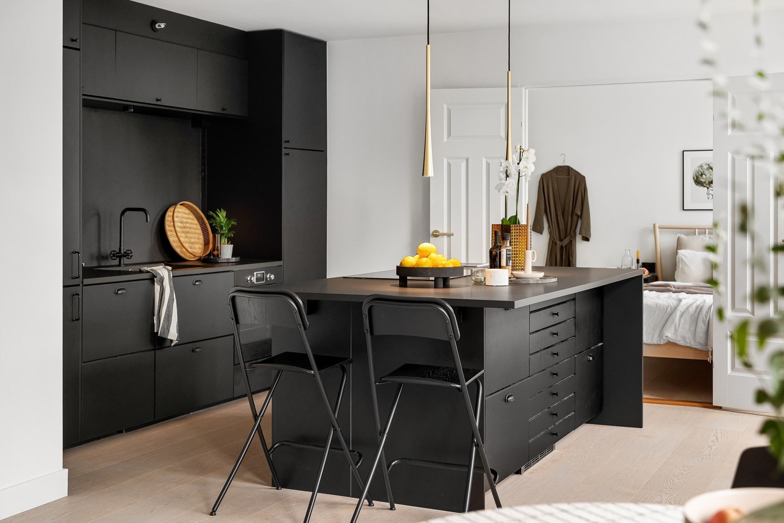 Moderne og elegant kjøkken med rikelig lagringsplass i både skuffer og skap Galleribilde