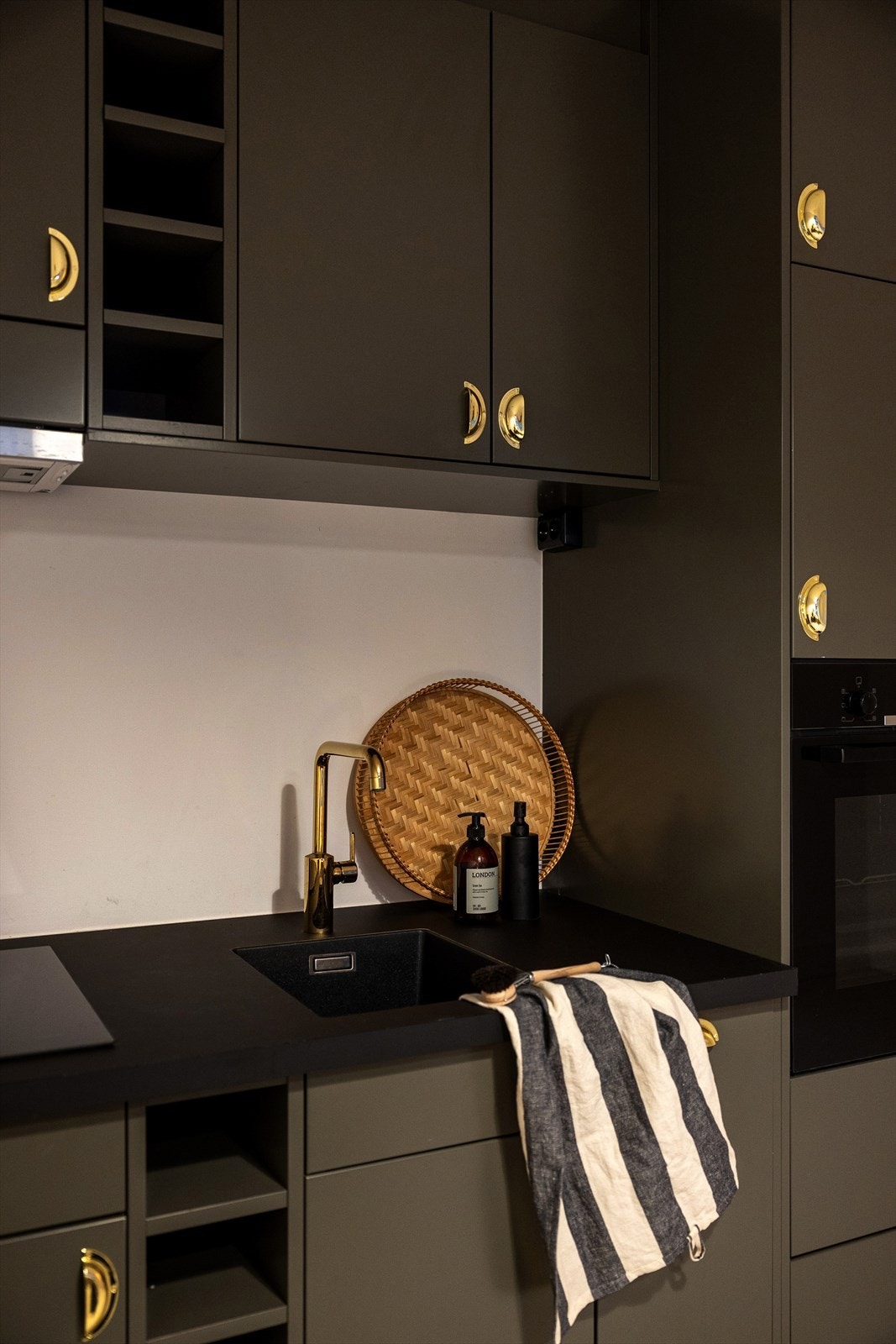 Innredning med kullfiltervifte over stekesonen og benkebereder. Det er integrert oppvaskmaskin, kjøl/fryseskap, platetopp og stekovn Galleribilde