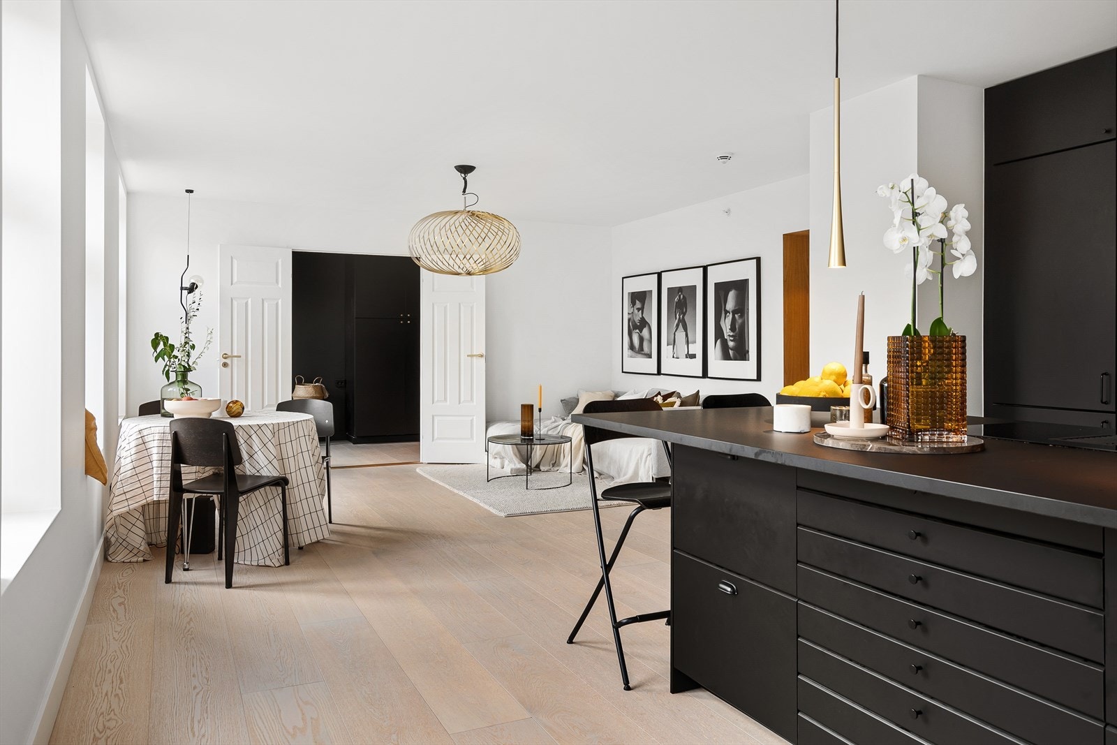 Trivelig og sosial stue- og kjøkkenløsning Galleribilde