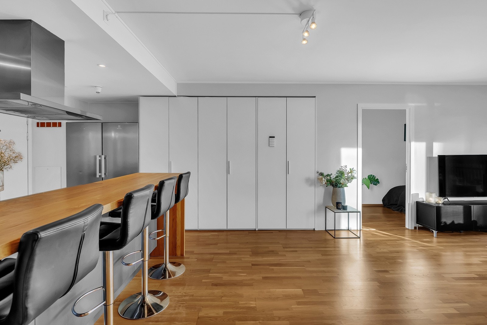Rikelig med oppbevaringsplass i store skap langs den ene veggen i stuen. Galleribilde