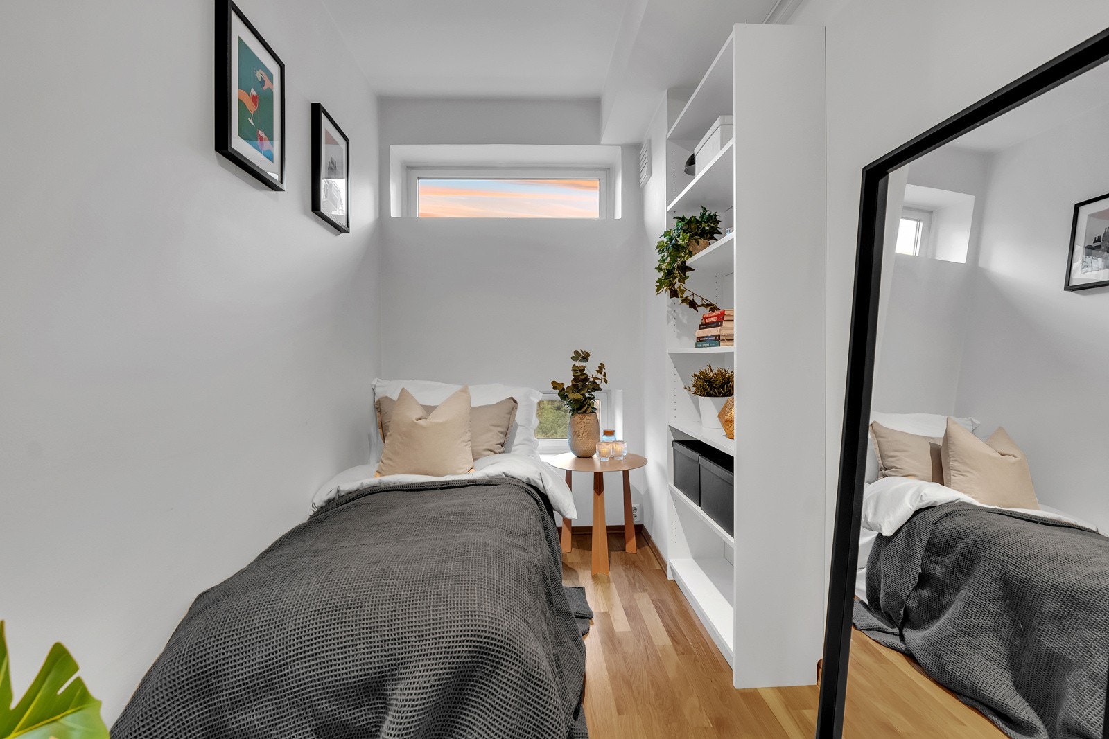 Soverom 2 er i dag innredet som gjesterom. Rommet har god plass til seng, nattbord og bokhylle/garderobeskap. Galleribilde
