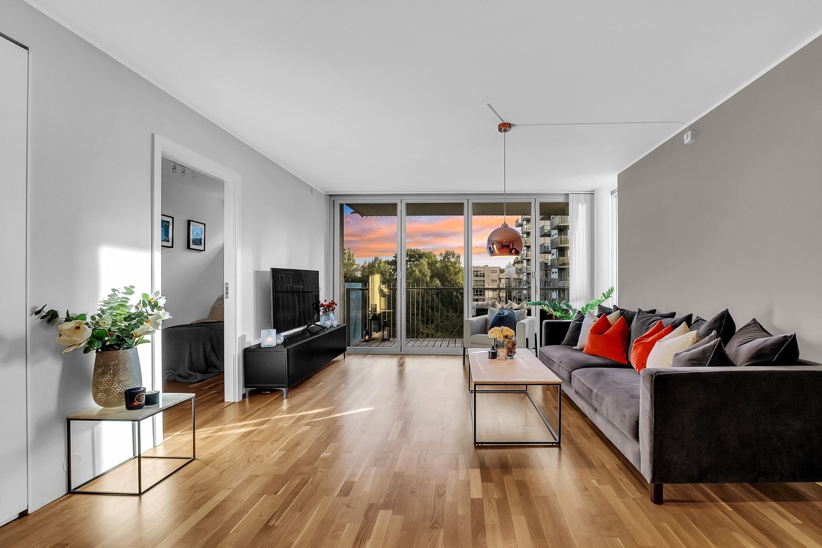 Stuen er optimalt utformet med god plass til sofa, stuebord, tv-benk med mer. Galleribilde