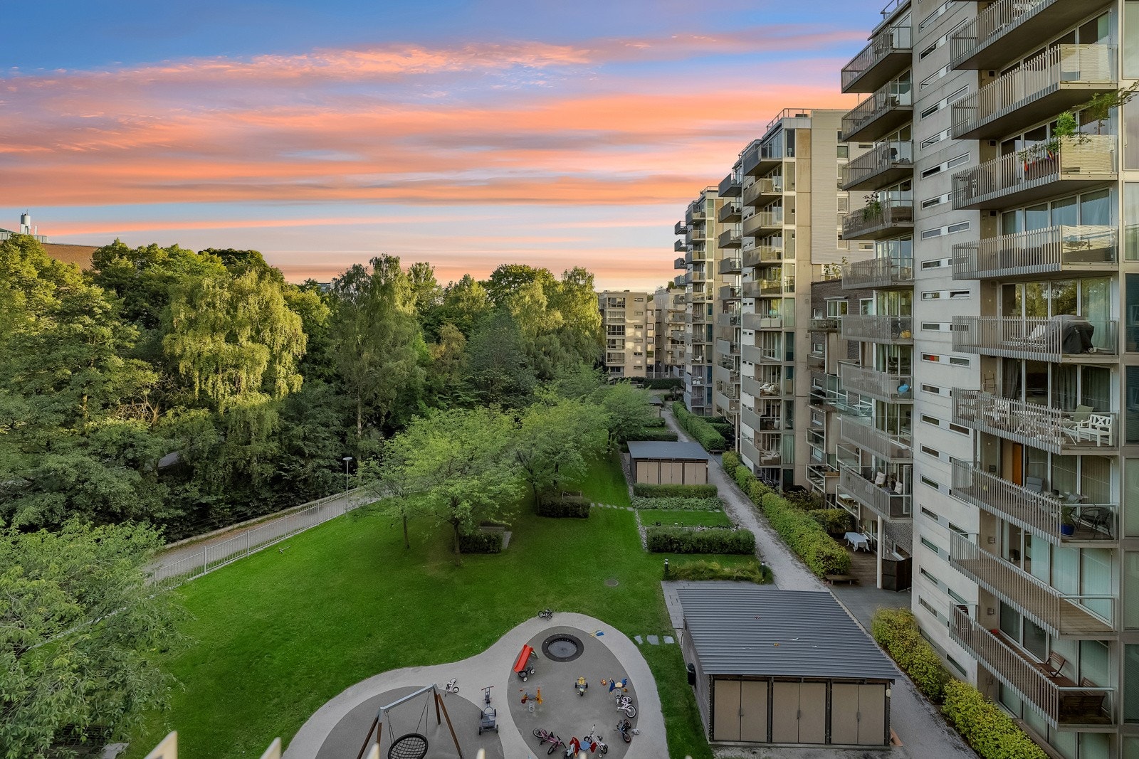Balkongen er på ca. 8 kvm og vender mot syd/sydvest. Galleribilde