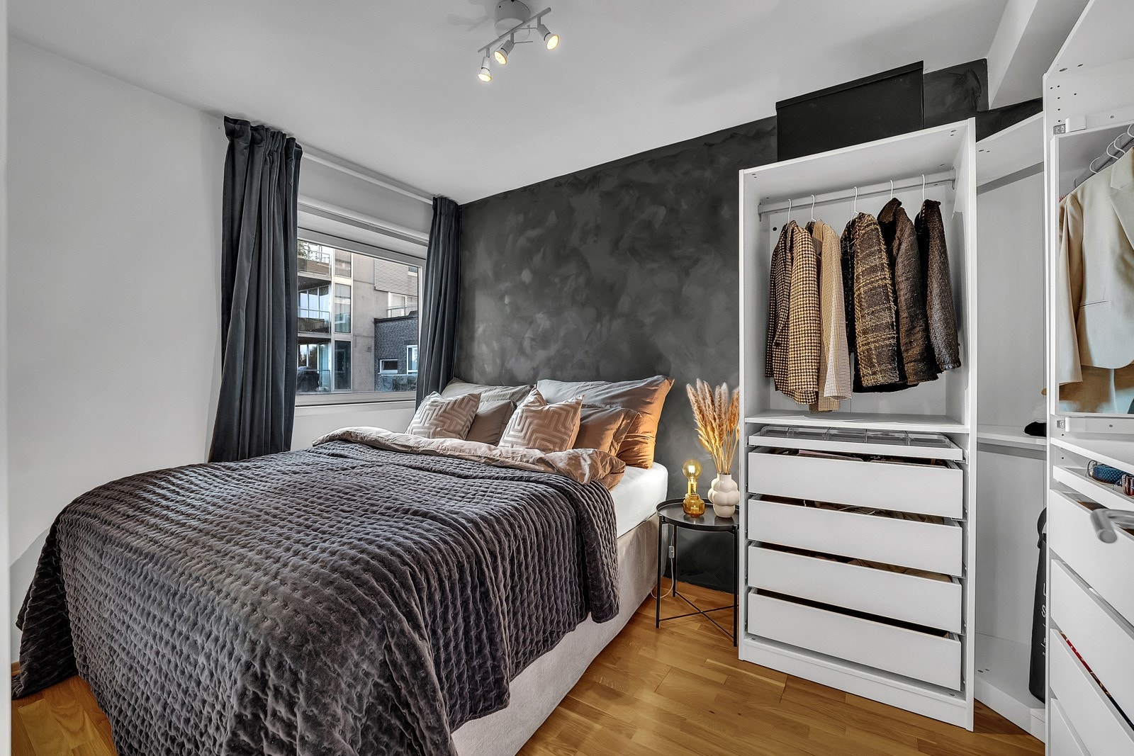 Romslig hovedsoverom med god plass til både dobbeltseng, nattbord og garderobeskap. Galleribilde