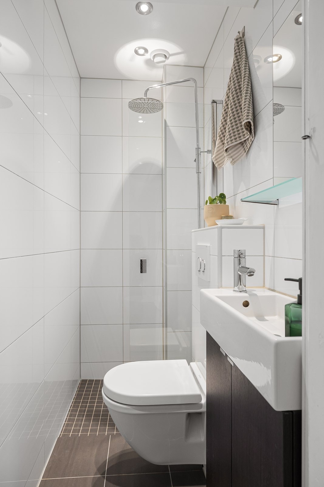 Lekkert bad oppgradert i 2015 med flislagte overflater, downlights i himling og elektrisk gulvvarme. Galleribilde