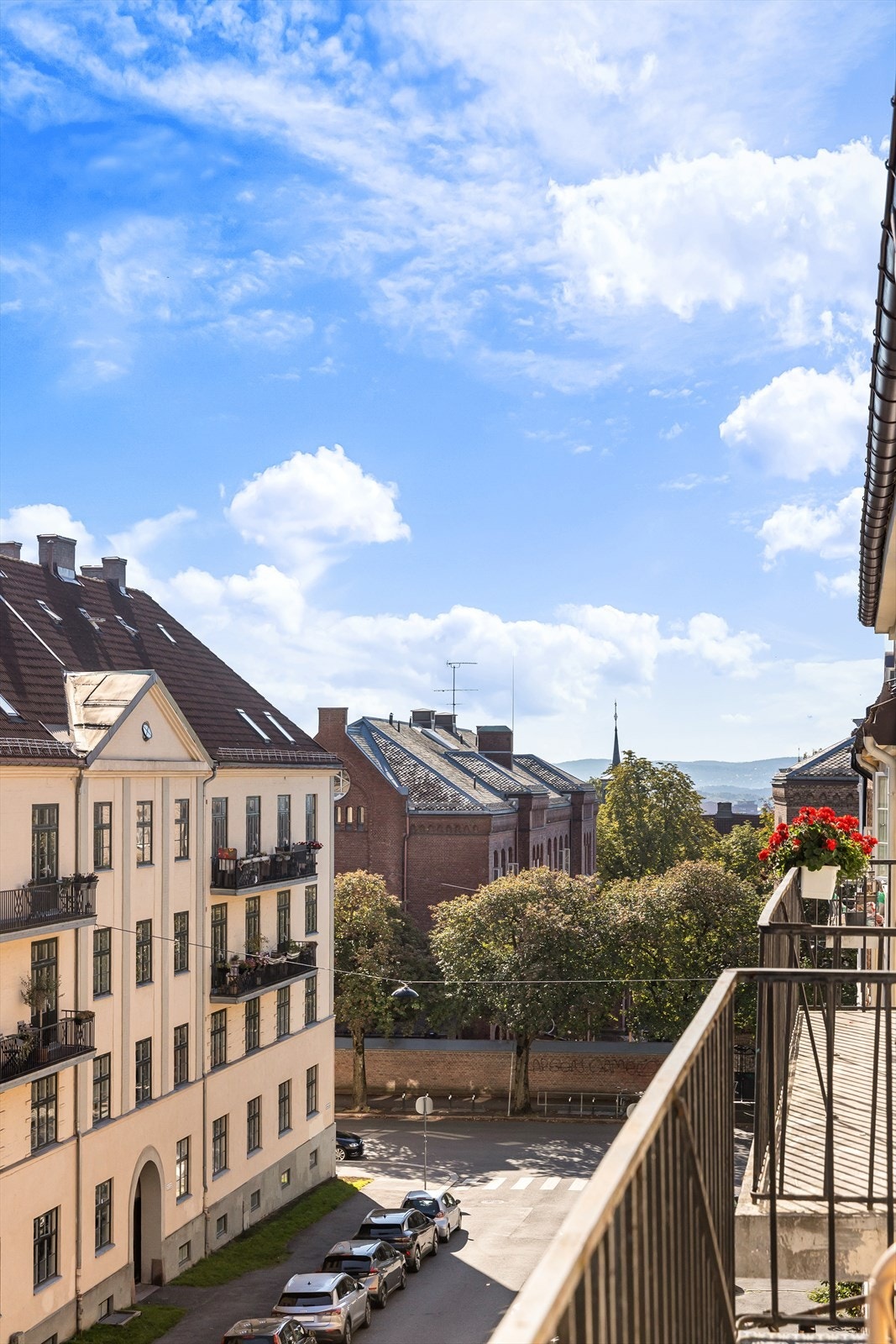 Leiligheten vender mot enveiskjørte Omsens gate Galleribilde