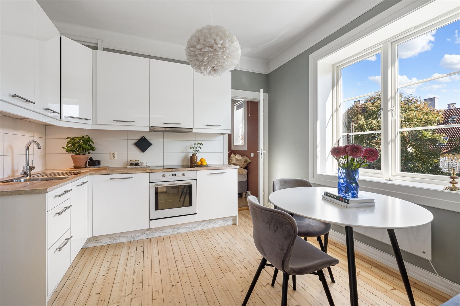 Det er integrert kjøleskap, oppvaskmaskin, stekeovn og platetopp med kullfiltervifte over stekesonen. Galleribilde