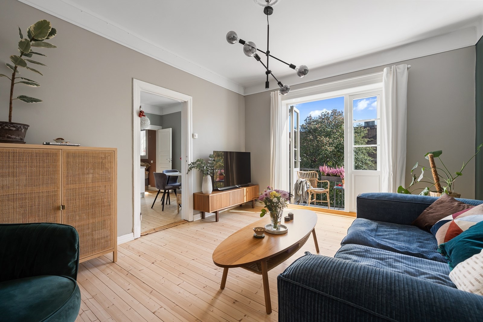 Leiligheten har et stilrent uttrykk med originalt tregulv (nyslipt i 2024) og delikate fargevalg. Galleribilde