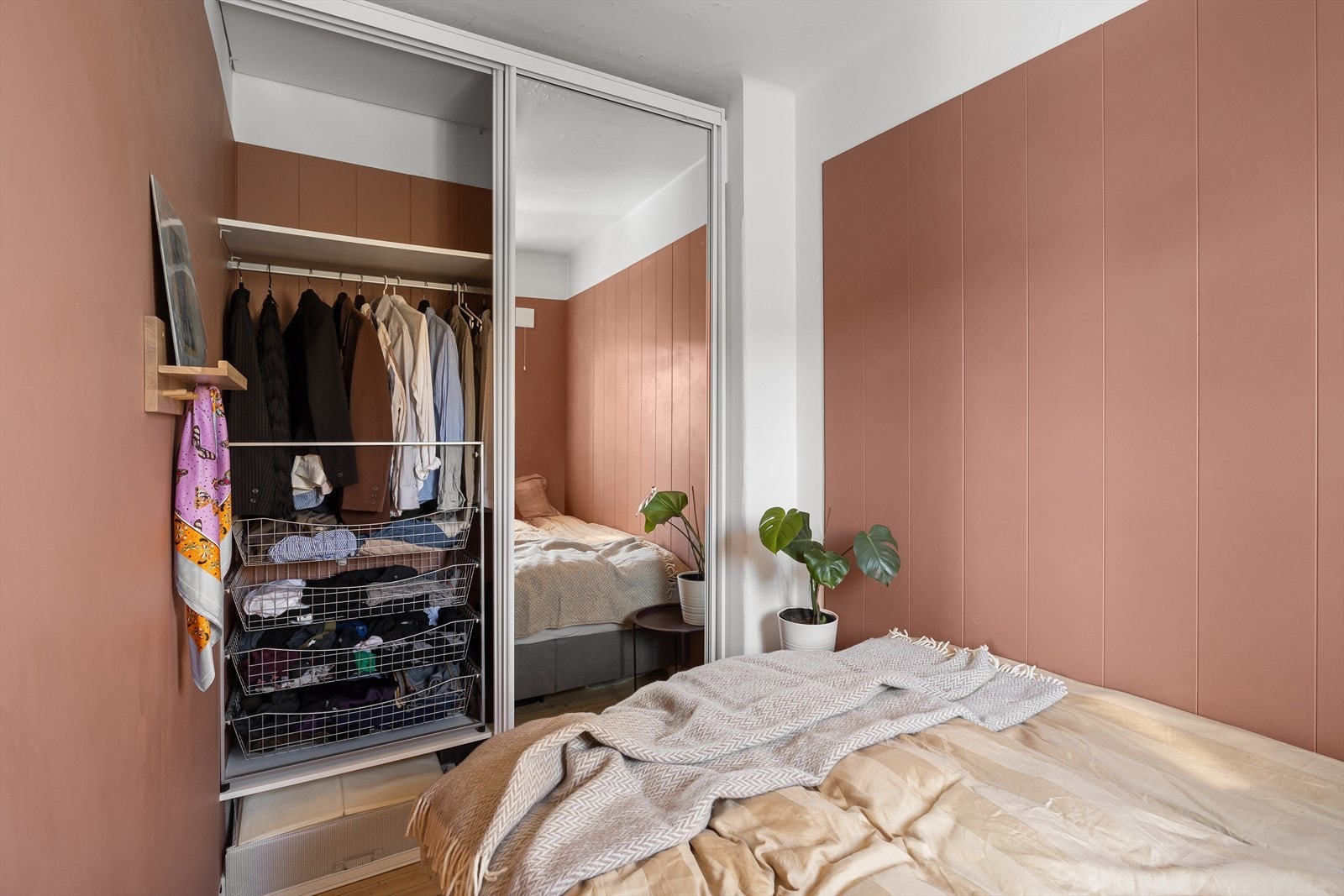 Det er plass til seng, nattbord og skyvedørsgarderobe. Galleribilde