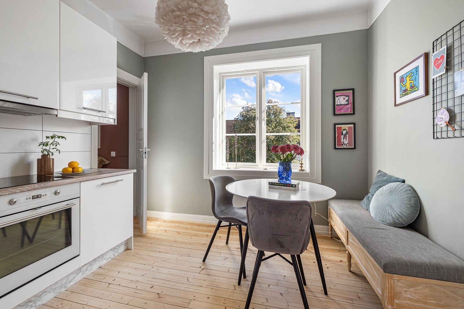 Lys innredning fra Ikea med glatte fronter, fliser på vegg over kjøkkenbenk og heltre benkeplate. Galleribilde