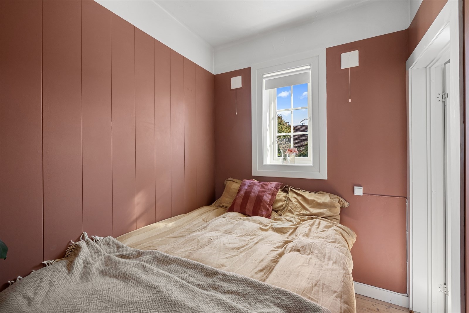 Innbydende soverom malt i en tidsriktig farge. Galleribilde