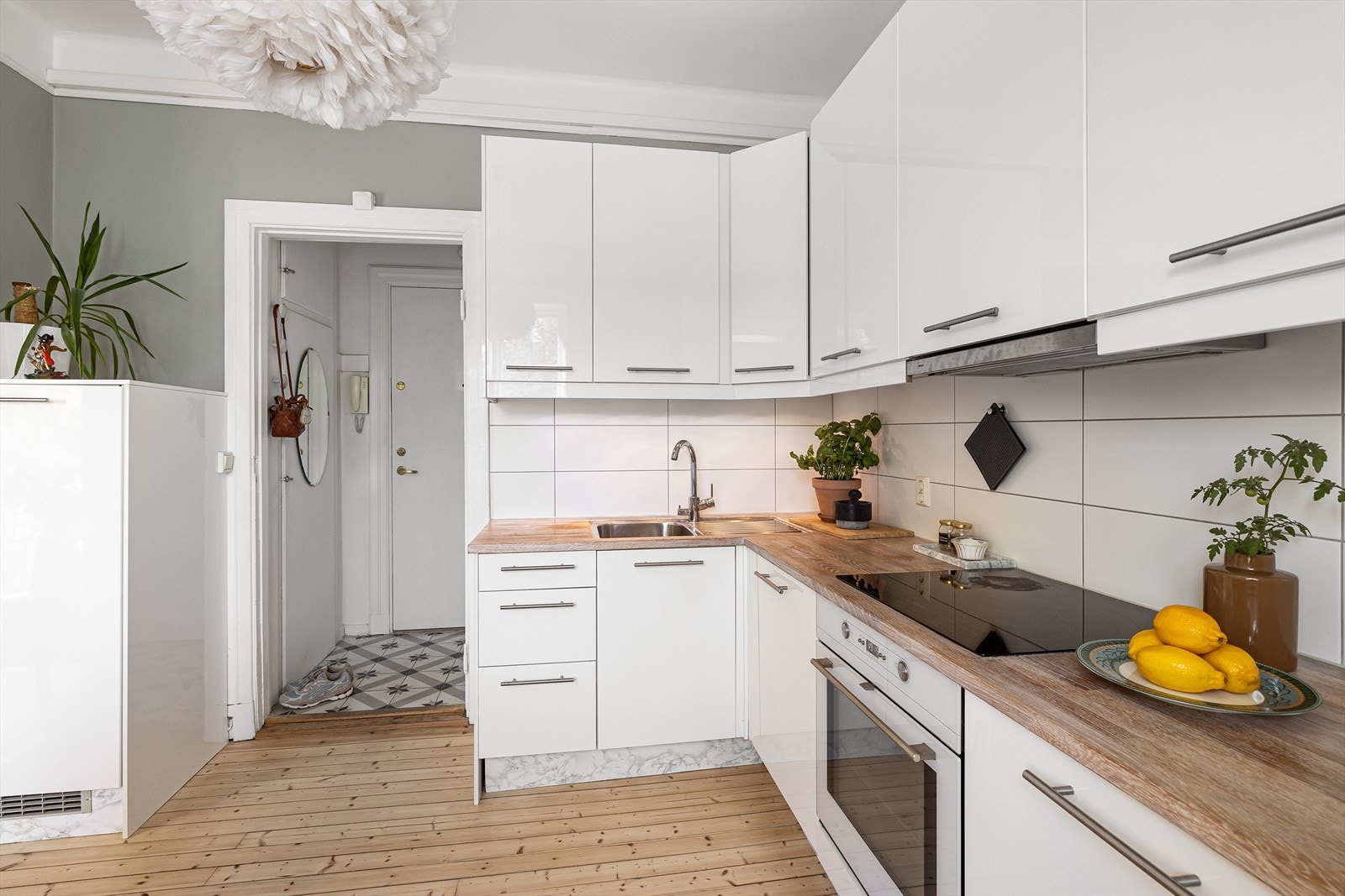 Det er godt med lagringsplass i både skap og skuffer samt godt med benkeplass. Kjøkkenet passer perfekt for deg som er glad i å lage mat. Galleribilde