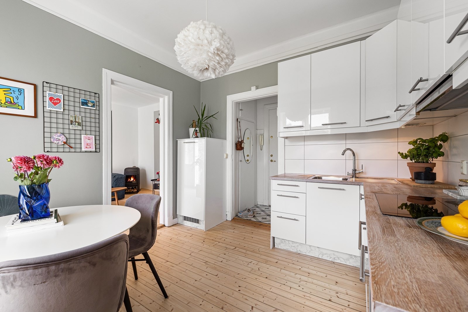 Pent, separat og stilsikkert kjøkken fra 2011. Galleribilde