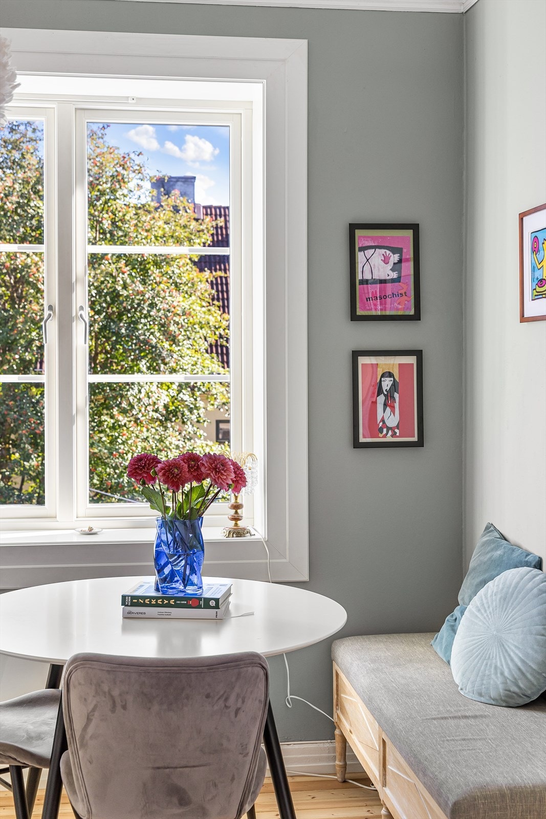 Rommet har store vindusflater med dype vindusposter. Galleribilde