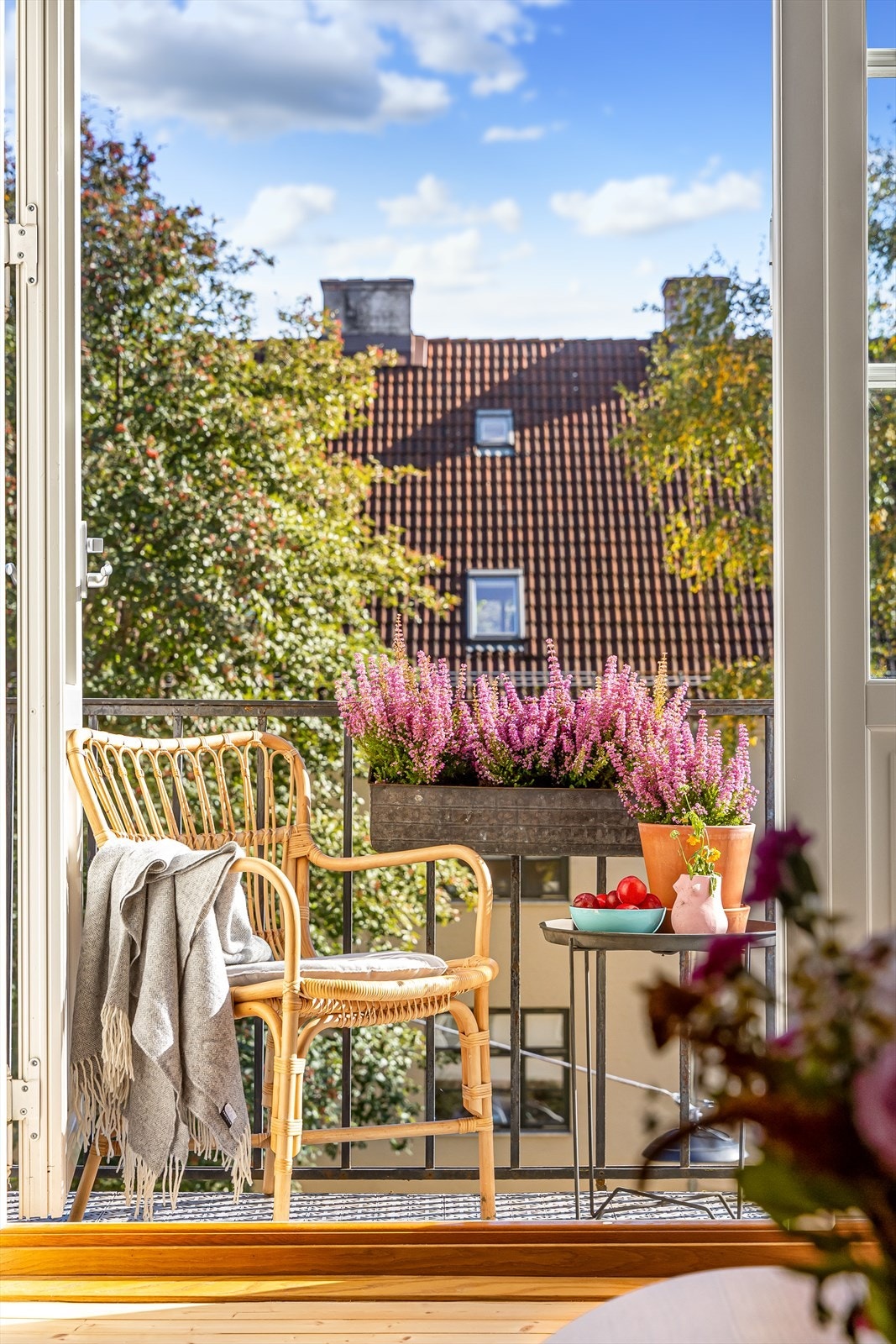 Det er godt lysinnslipp via to-fløyet balkongdør. Galleribilde