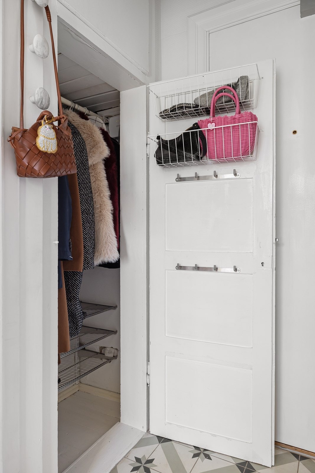 I gangen er det innebygd skap med god plass til oppbevaring av sko og yttertøy. Galleribilde