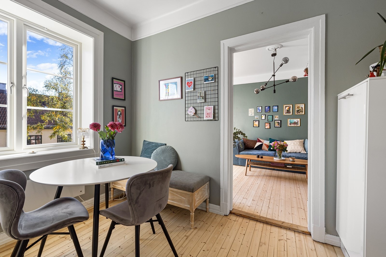 Sjarmerende kjøkken med plass til hyggelig spisegruppe. Galleribilde