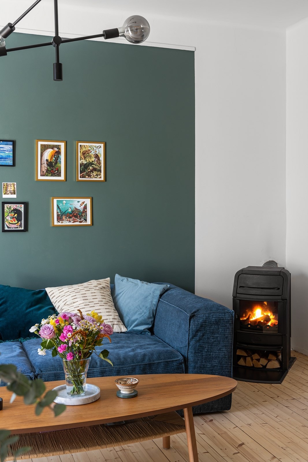 Peisen skaper hyggelig stemning på kalde høst- og vinterkvelder i tillegg til at den sikrer vedvarende varme. Galleribilde