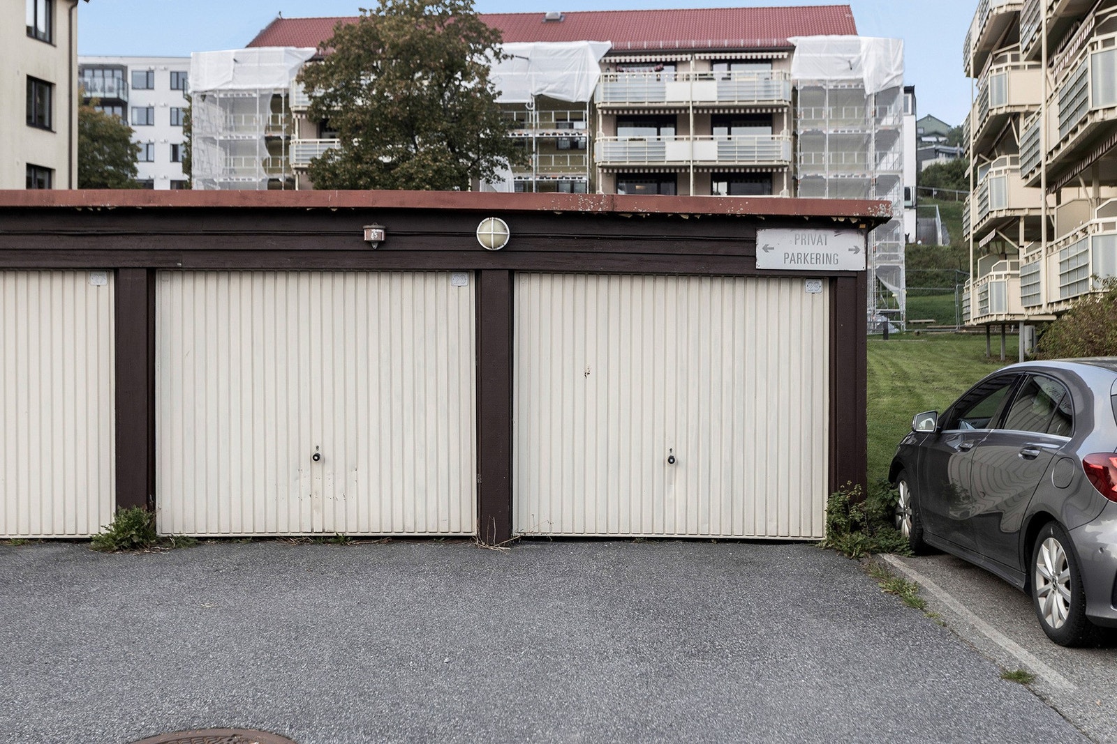 Det finnes parkeringsplasser ute og i garasje via borettslaget. Disse plassene leies ut via venteliste. Det er kortere venteliste for uteplassene enn garasjene. Galleribilde