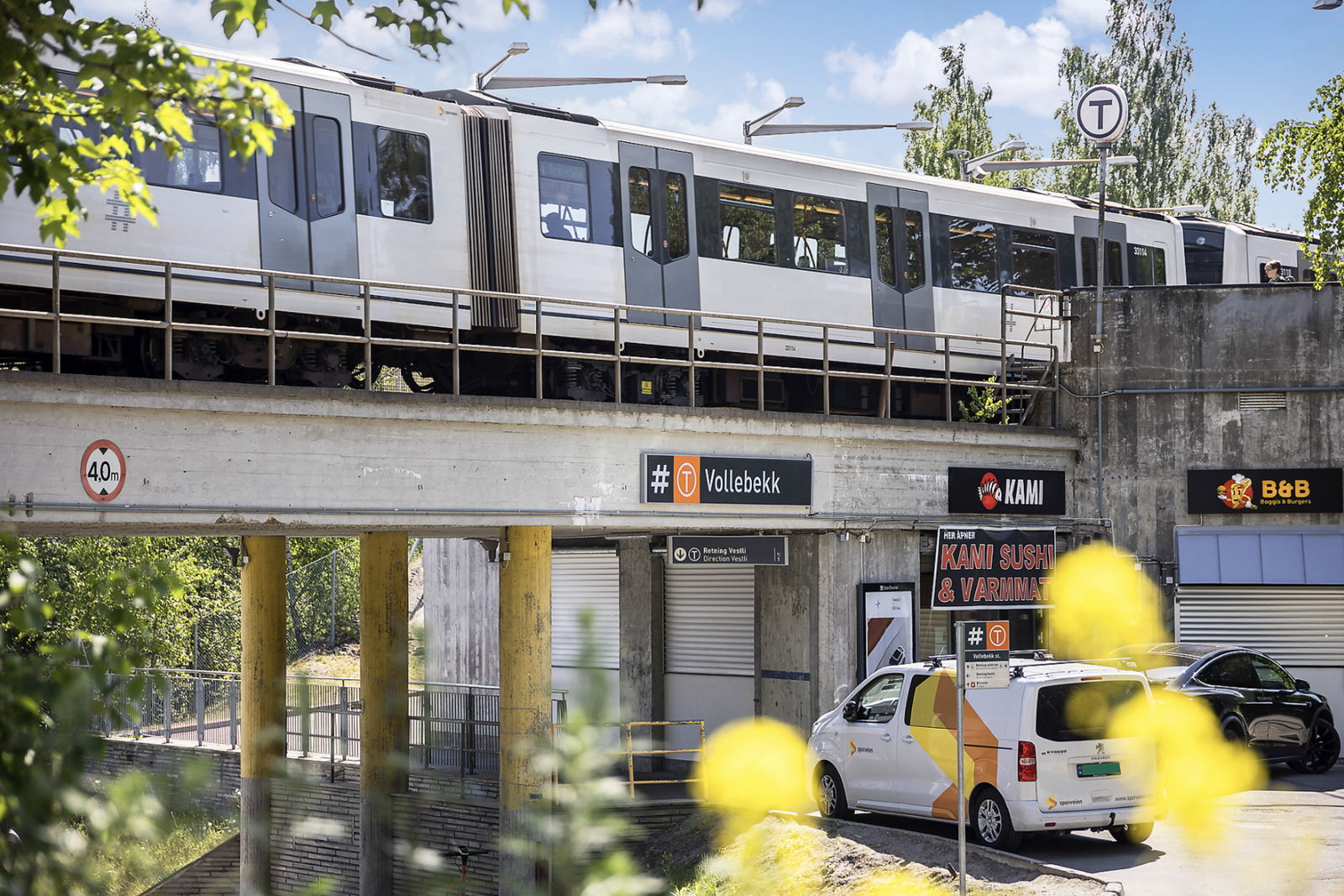 Området har et bredt tilbud av kollektivtransport bestående av t-bane, jernbane og buss. Galleribilde