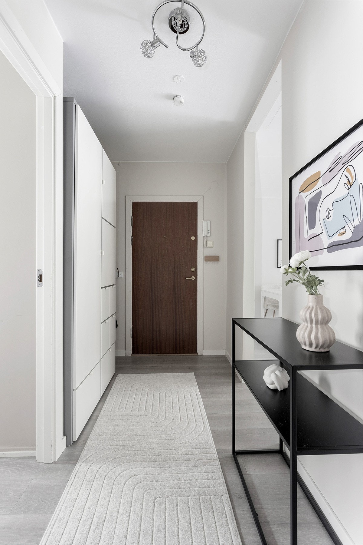 Romslig og lun entré med mye god belysning. Galleribilde