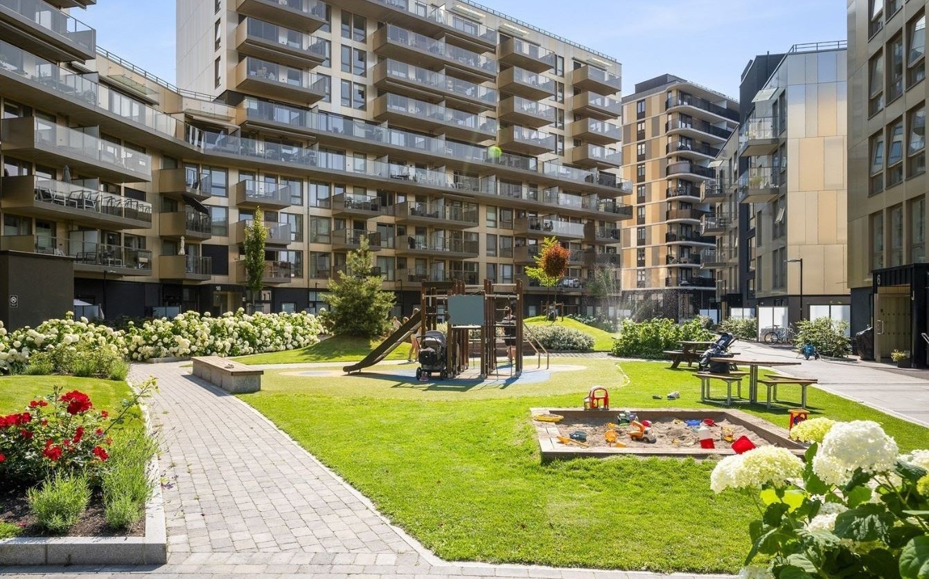 Kvartalshagen er delt inn i soner og nydelig beplantet med gress, urter, busker og trær. Galleribilde