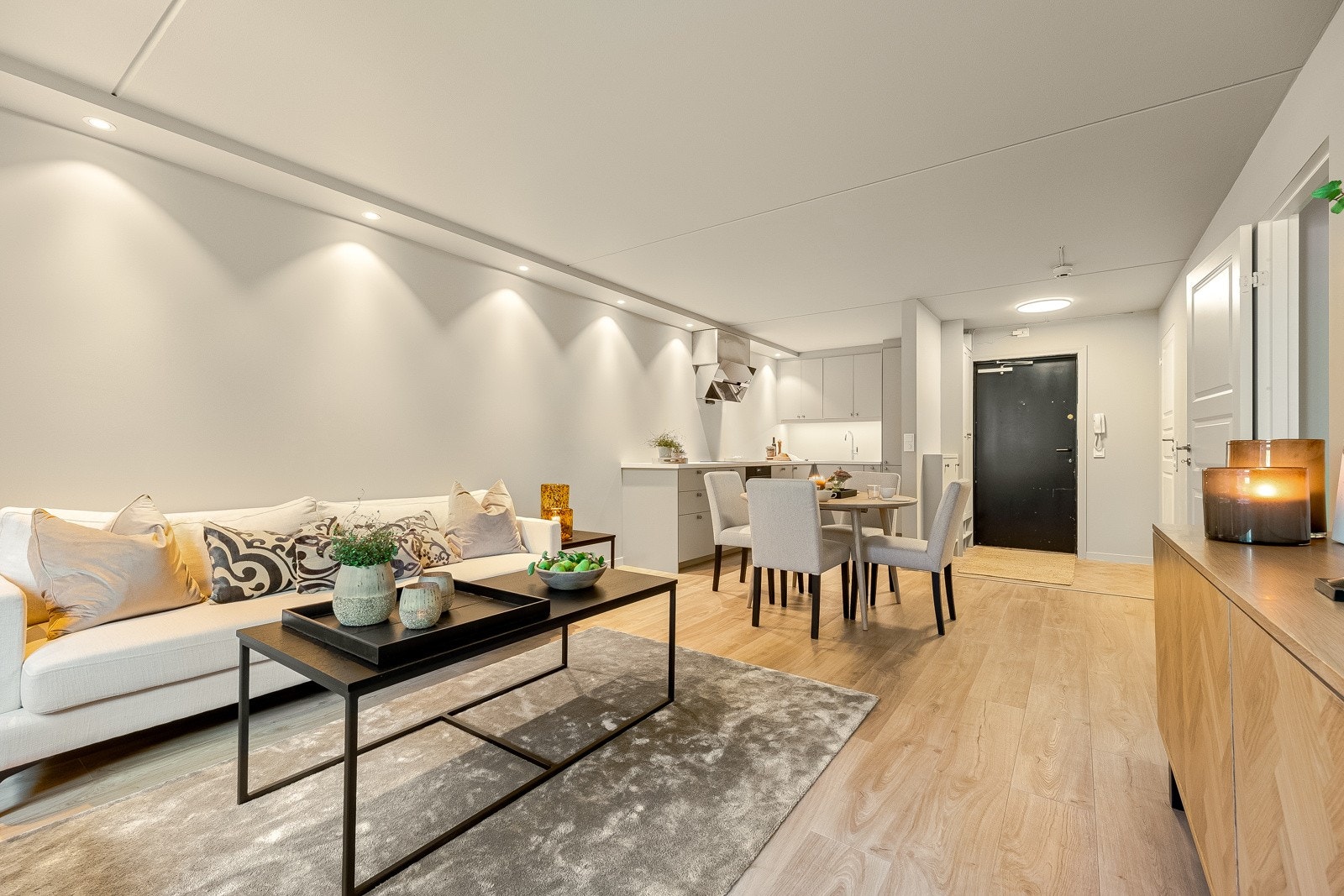 - Stue- og kjøkkenløsningen gir et sosialt rom, hvor kokken kan lage mat og samtidig underholde gjestene - Galleribilde