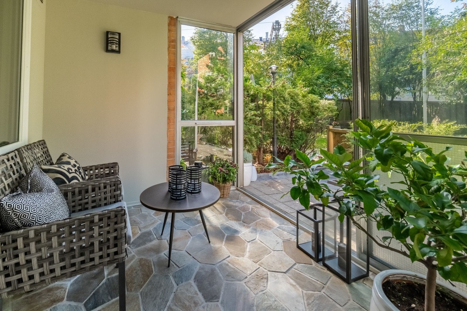 - Fra stuen kommer du ut i en hyggelig vinterhage som kan benyttes hele året. Det er like hyggelig å sitte her på sommer som vinter når snøen daler - Galleribilde