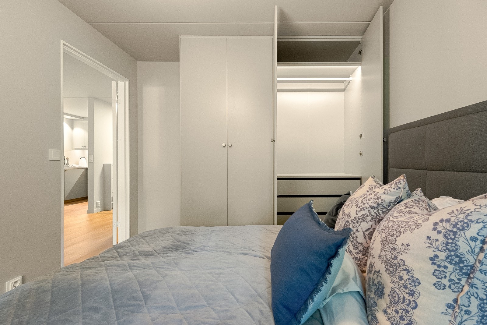 - Soverommet er utstyrt med stor garderobeløsning - Galleribilde