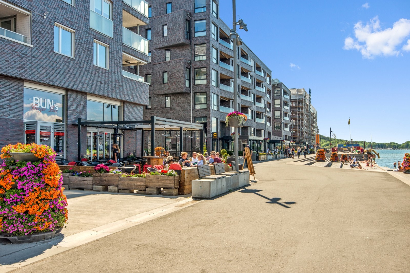 - På vei til Sørenga møtes du av bl.a Barcode, Operahuset, Munchuseet, Holtzweiler Platz, bare for å nevne noen. Videre på Sørenga er det flere populære restauranter og badeplasser - Galleribilde