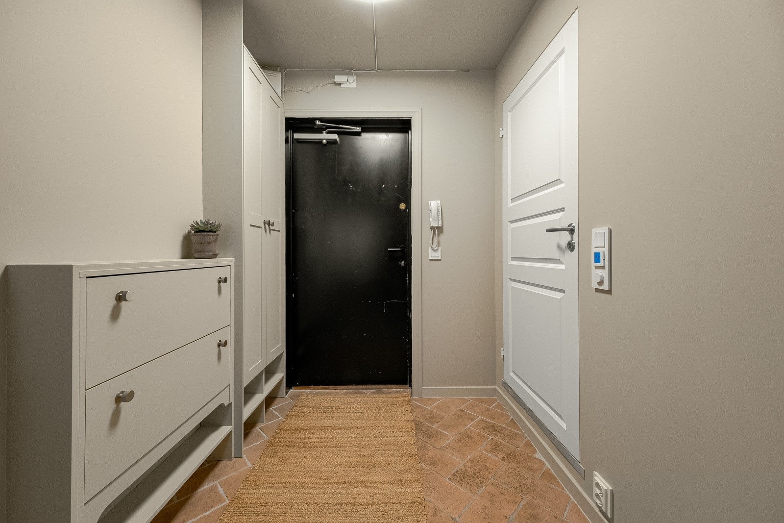 - Flislagt entrè med plass til å henge fra seg yttertøy og sette fra seg sko - Galleribilde