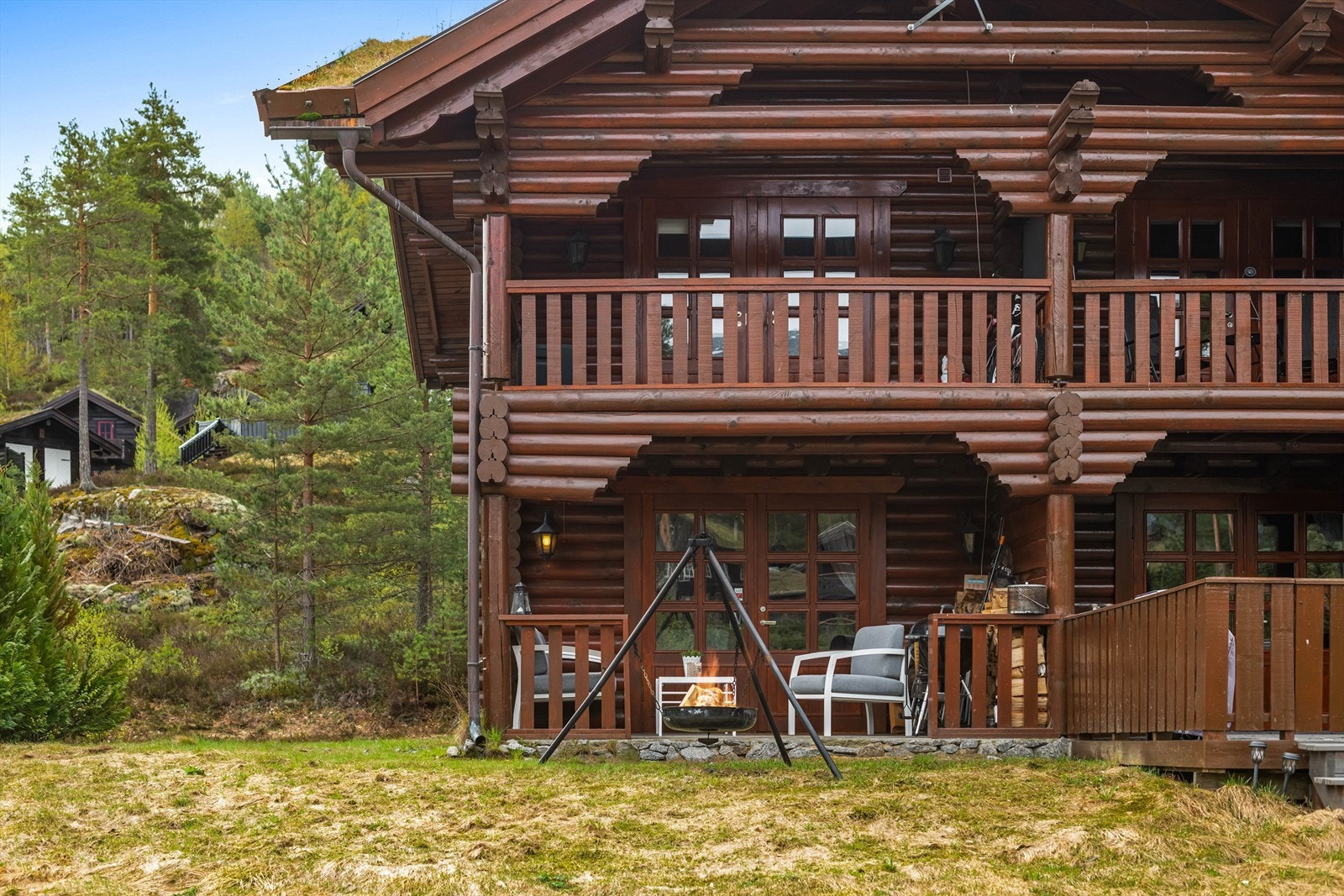 Selveier hytte over to etasjer - ende Galleribilde