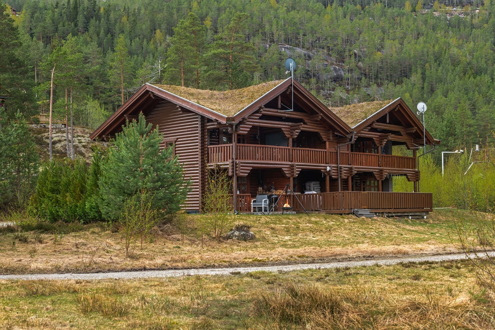Koselig beliggenhet med kort vei til de mange fasiliteter som tilbys i Vrådal Galleribilde