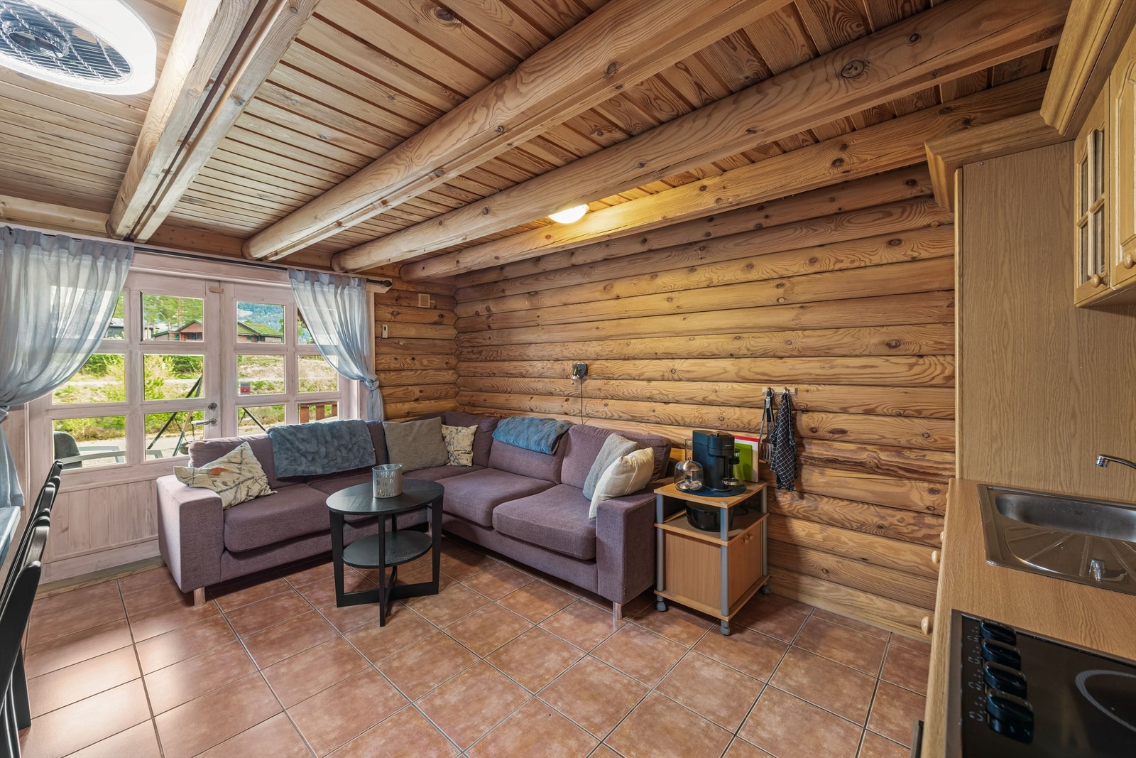 Stue og kjøkken i åpen løsning Galleribilde