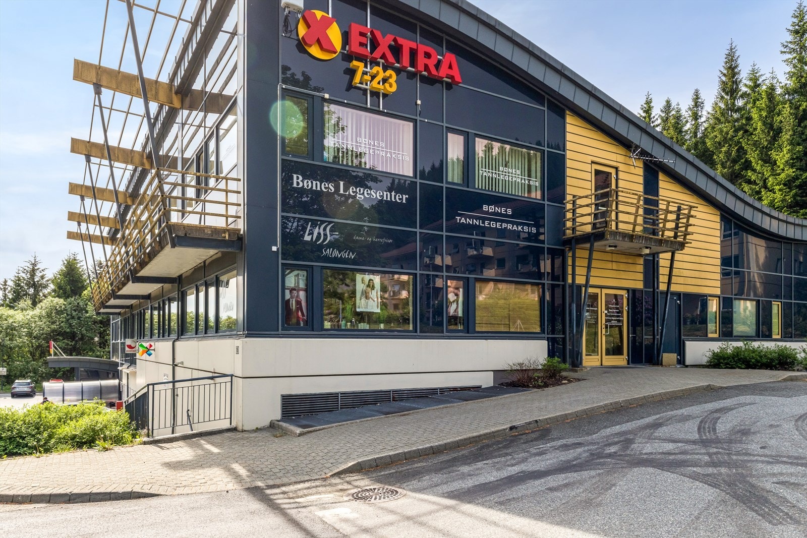 - Det er gangavstand til dagligvare. Extra Bønes ligger en 16 minutters spasertur fra boligen - Galleribilde