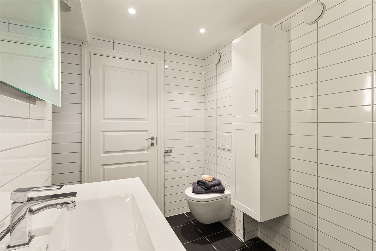 - Badet er lyst og måler 4,8 m² - Galleribilde