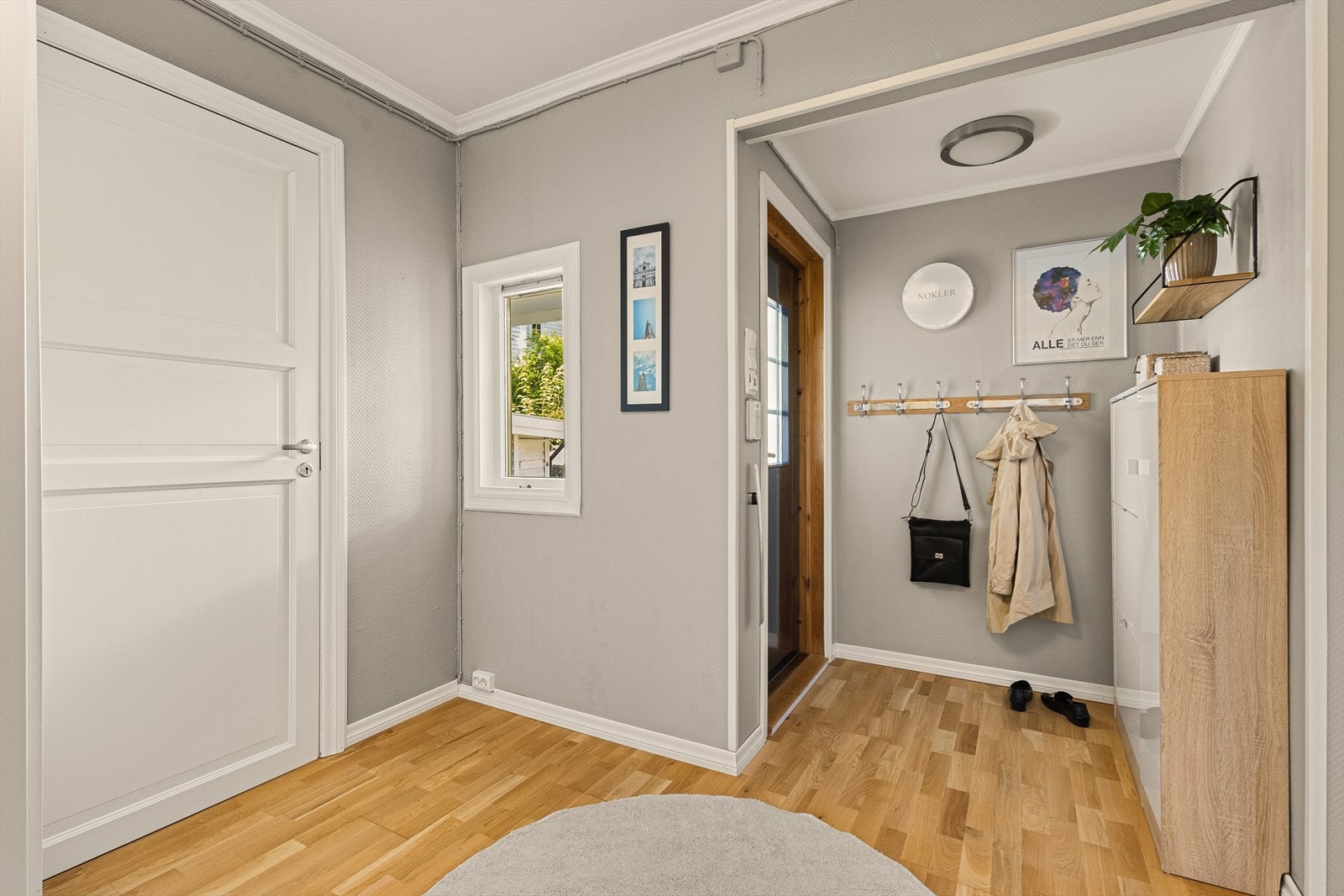 - Lys entré som måler 8 m² - Galleribilde