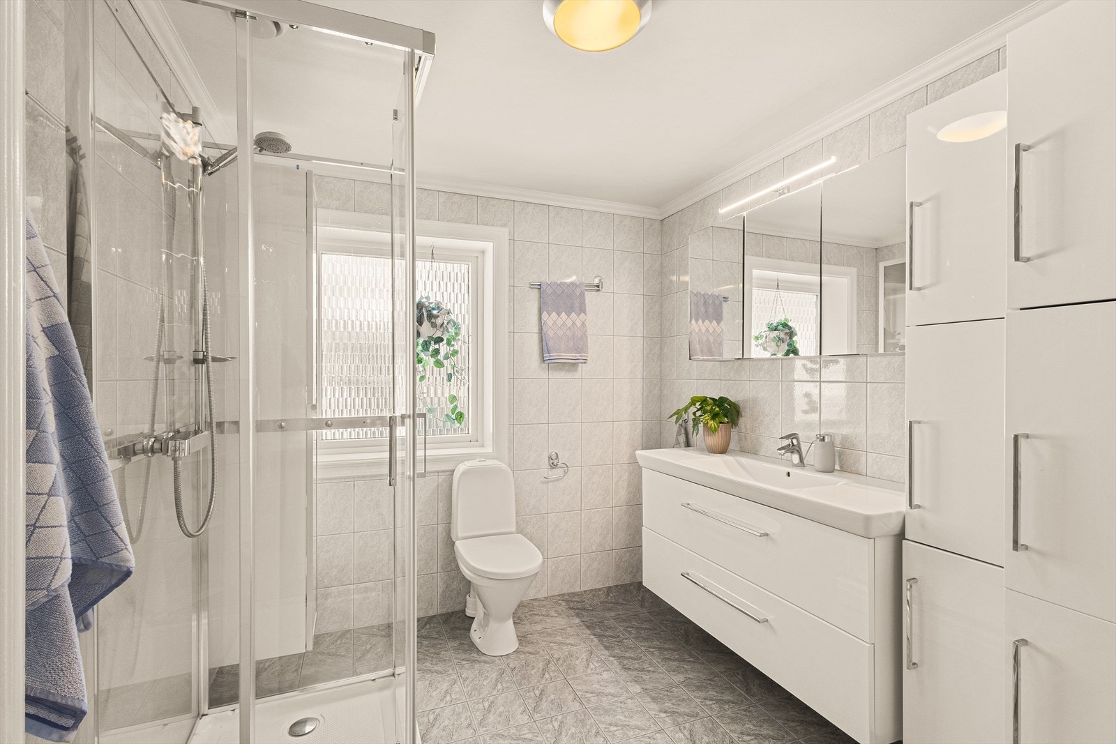 - Badet er på 6,3 m² og har opplegg for vaskemaskin - Galleribilde