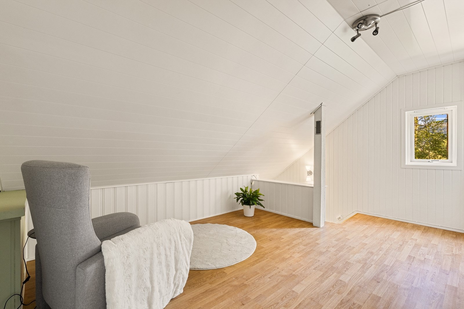 - Malt i lyse farger som gjør det enkelt å innrede - Galleribilde