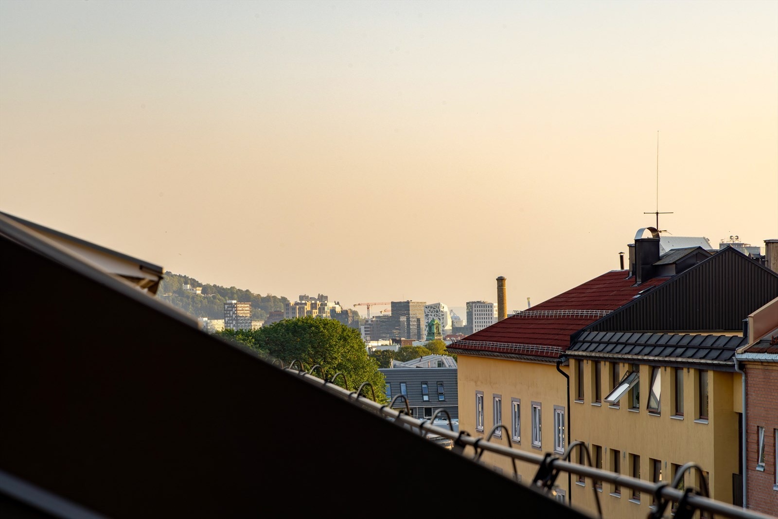 Fra takterrassen har du utsikt helt til Ekeberg og ned mot Barcode. Her kan du nyte fine solnedganger og de varme sommerdagene tilbringes gjerne på terrassen. Galleribilde