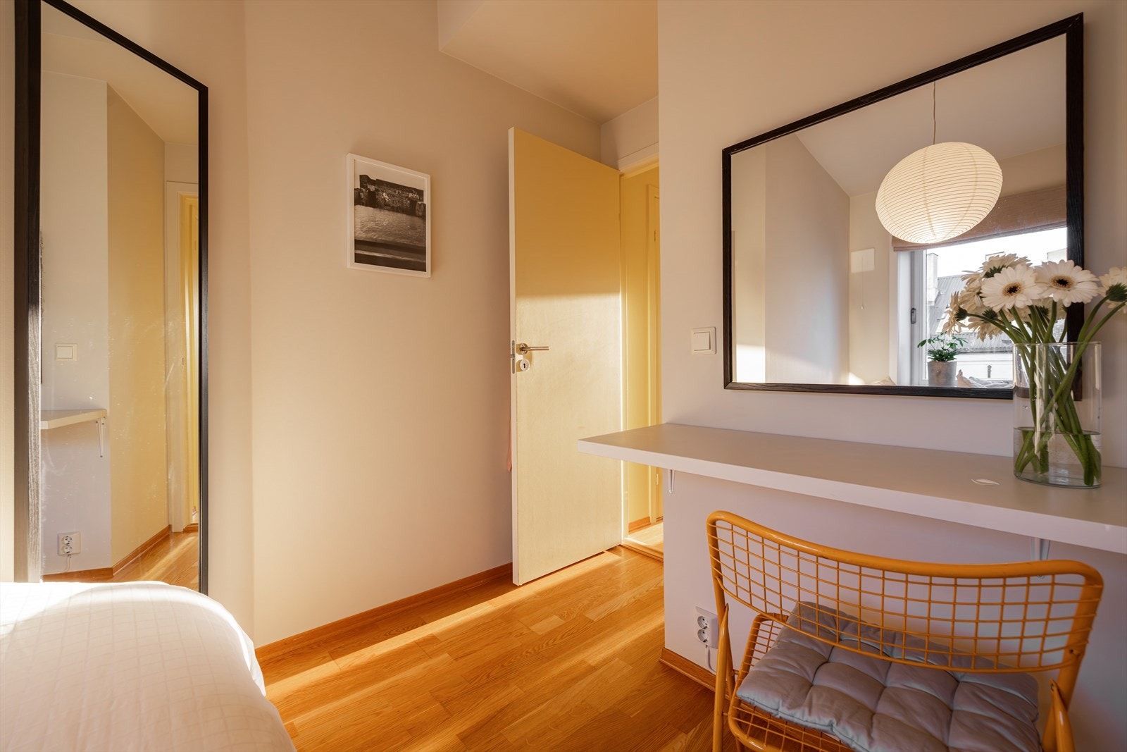 Rommet er malt i lyse farger og har god takhøyde, samt en praktisk pult som kan benyttes som arbeidsområde eller tilbehør. Galleribilde