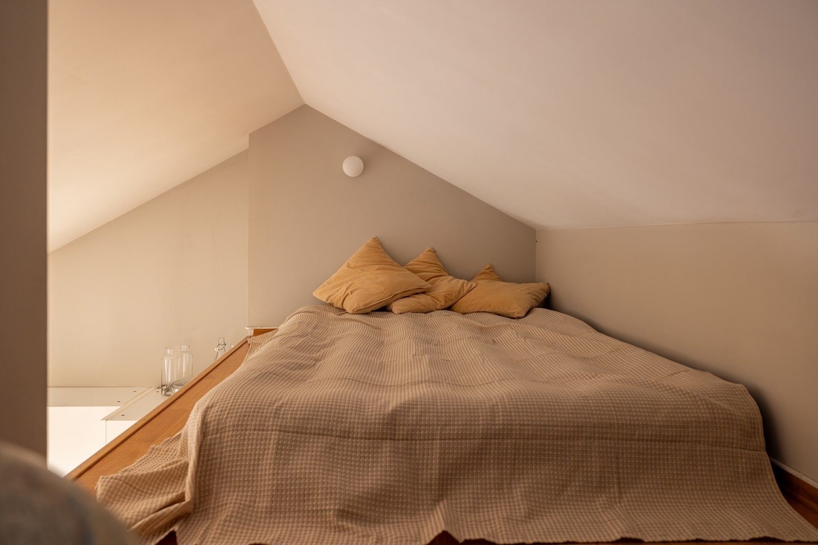 Hemsen med adkomst fra kjøkken/stue har fleksible innredningsmuligheter Galleribilde