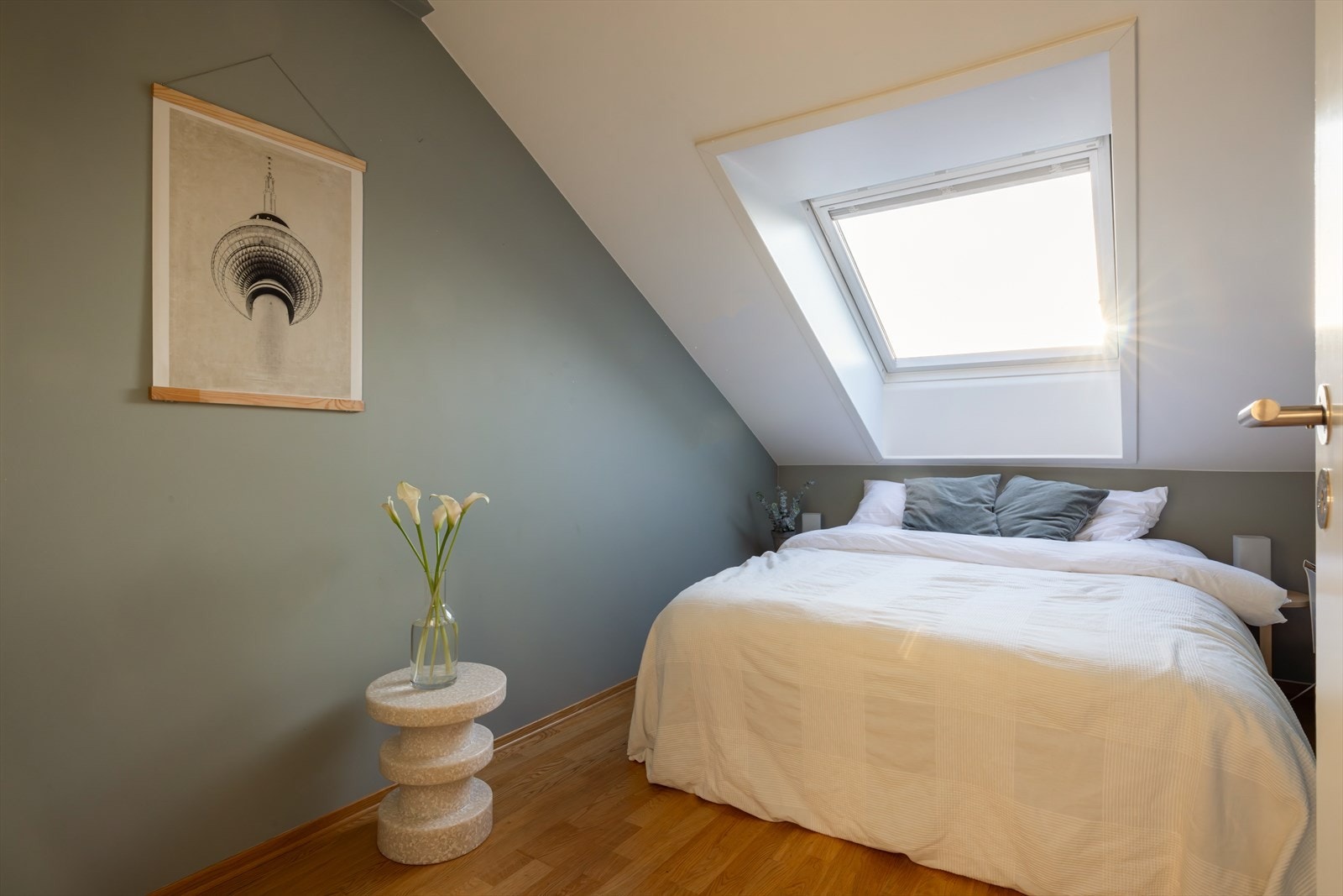 Hovedsoverommet er malt i en moderne grønnfarge og har et stort takvindu som gir godt med lys og luftemuligheter. Det er rikelig med plass til dobbeltseng og nattbord på begge sider. Galleribilde