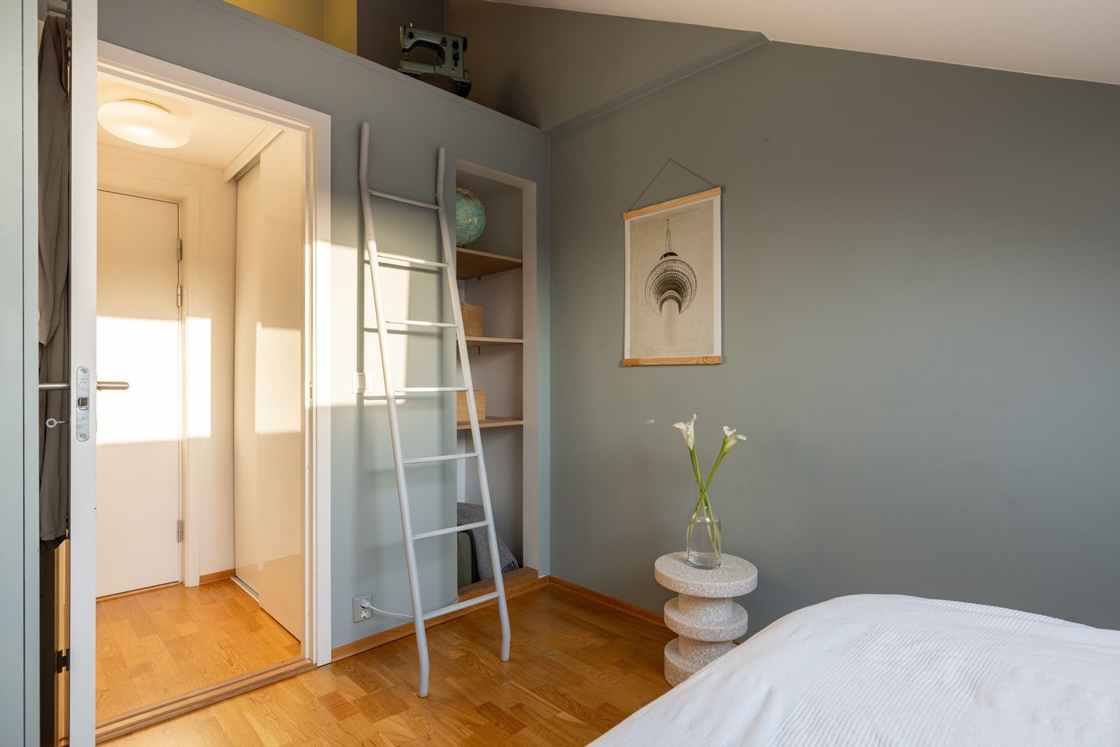 Rommet har en nisje med praktiske hyller og en hems som måler ca. 2,8 kvm gulvflate. Hemsen er ideell for oppbevaring. Galleribilde